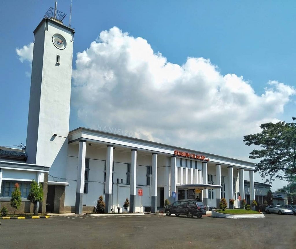 Salman Kost: Santai di Tepi Stasiun Cilacap